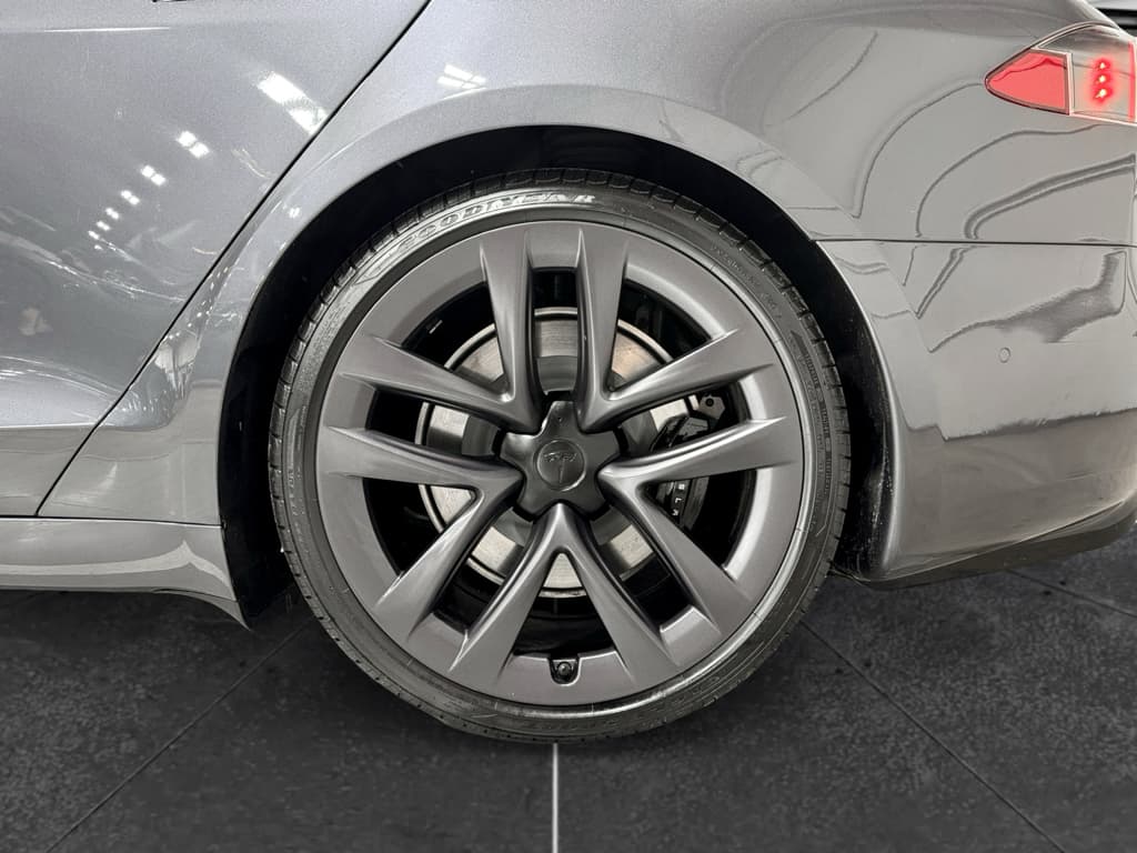 2021 Tesla Model S view 32