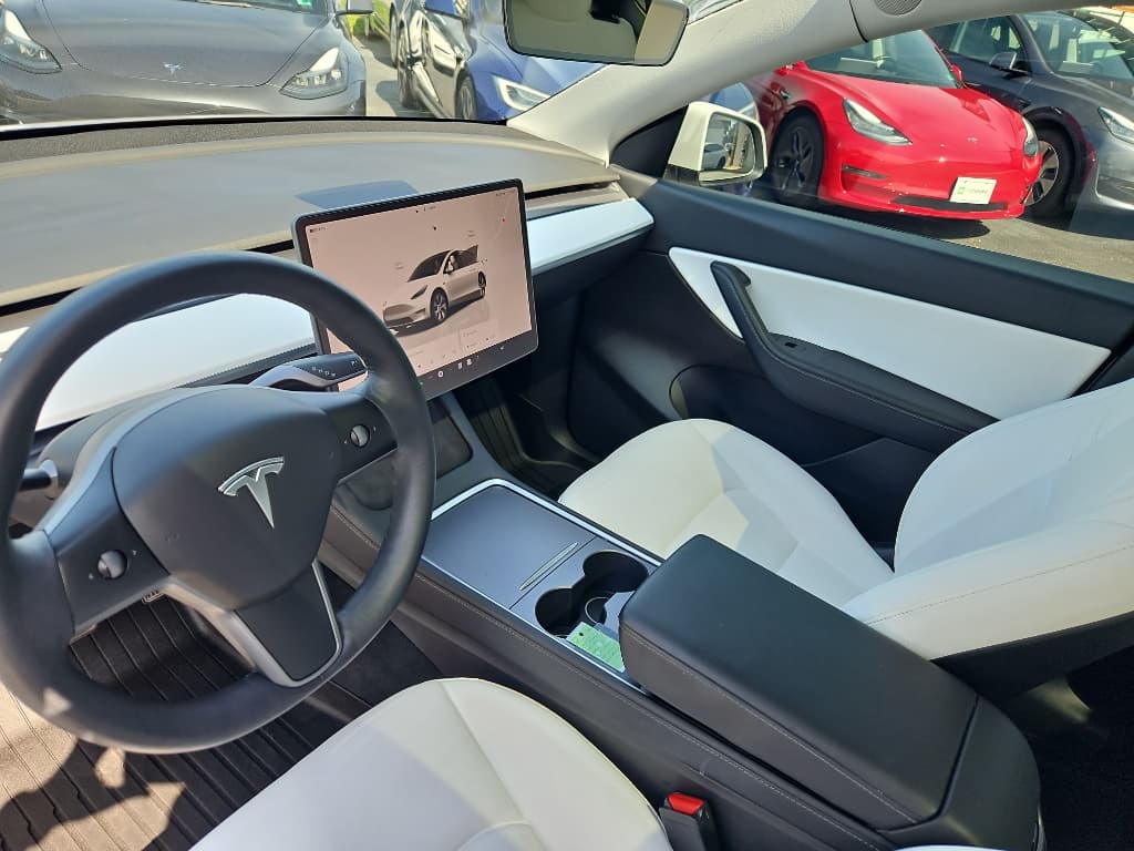 2022 Tesla Model Y view 15