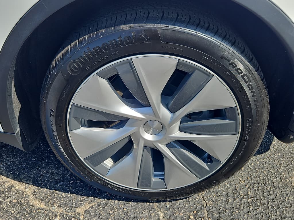 2022 Tesla Model Y view 27