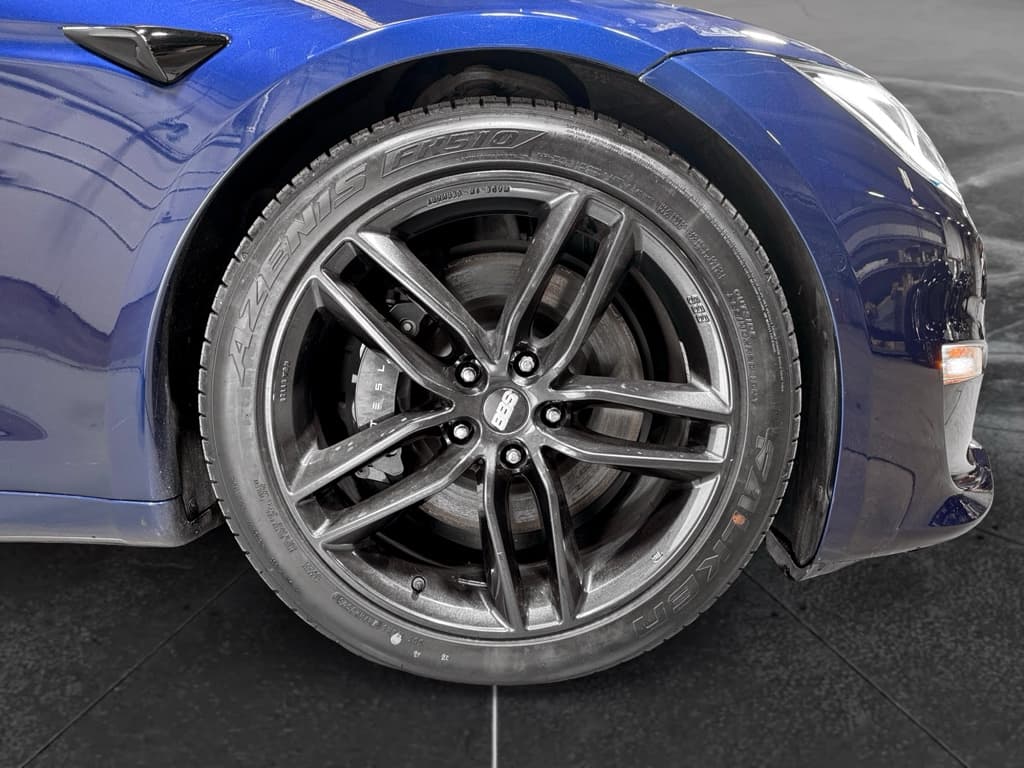 2021 Tesla Model S view 33