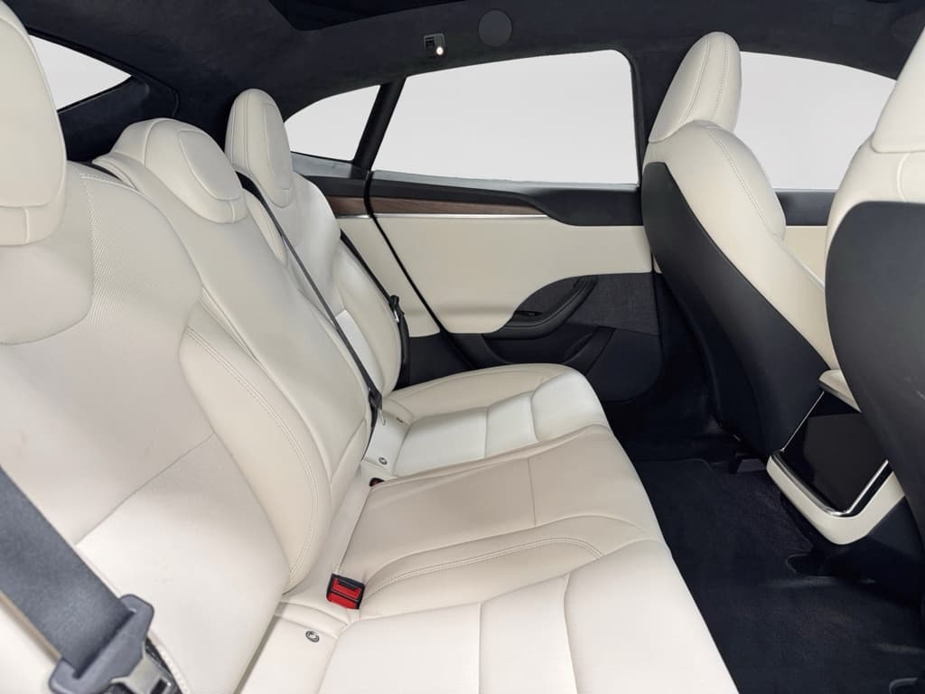 2021 Tesla Model S view 21