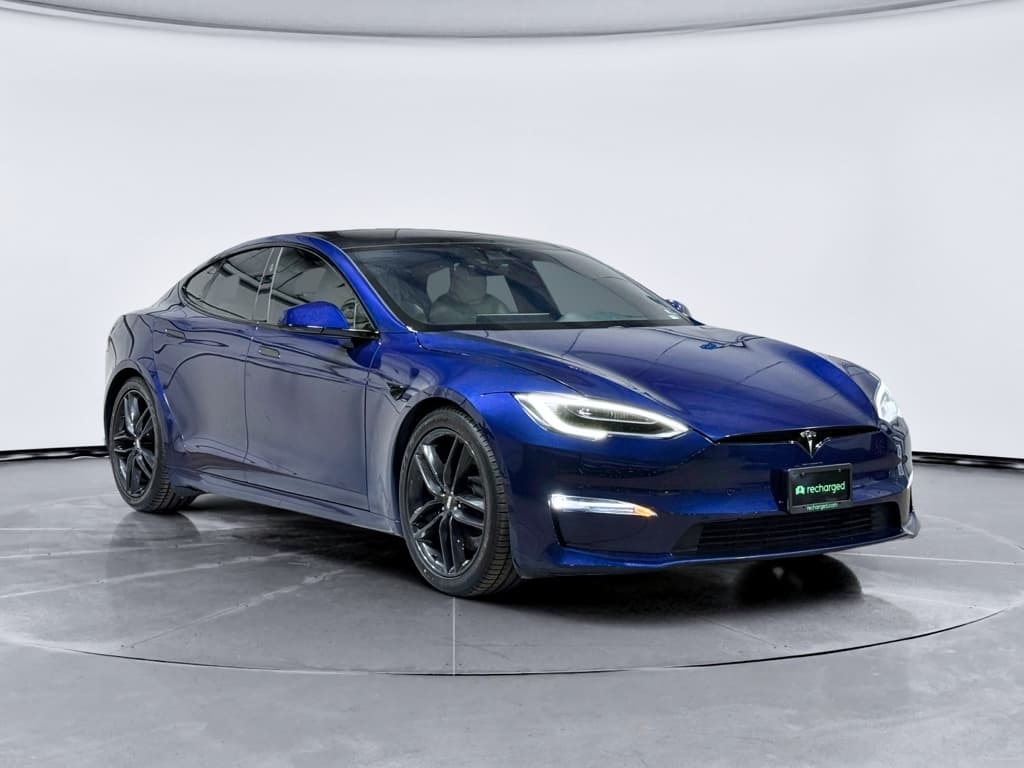 2021 Tesla Model S view 4