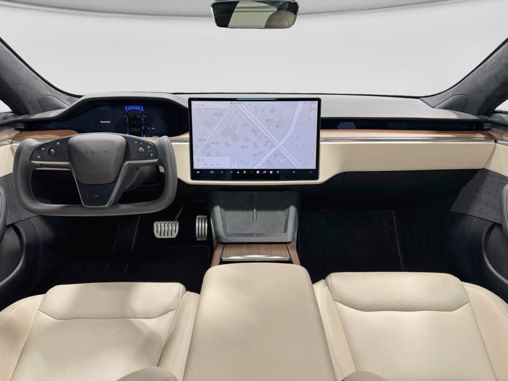 2021 Tesla Model S view 15