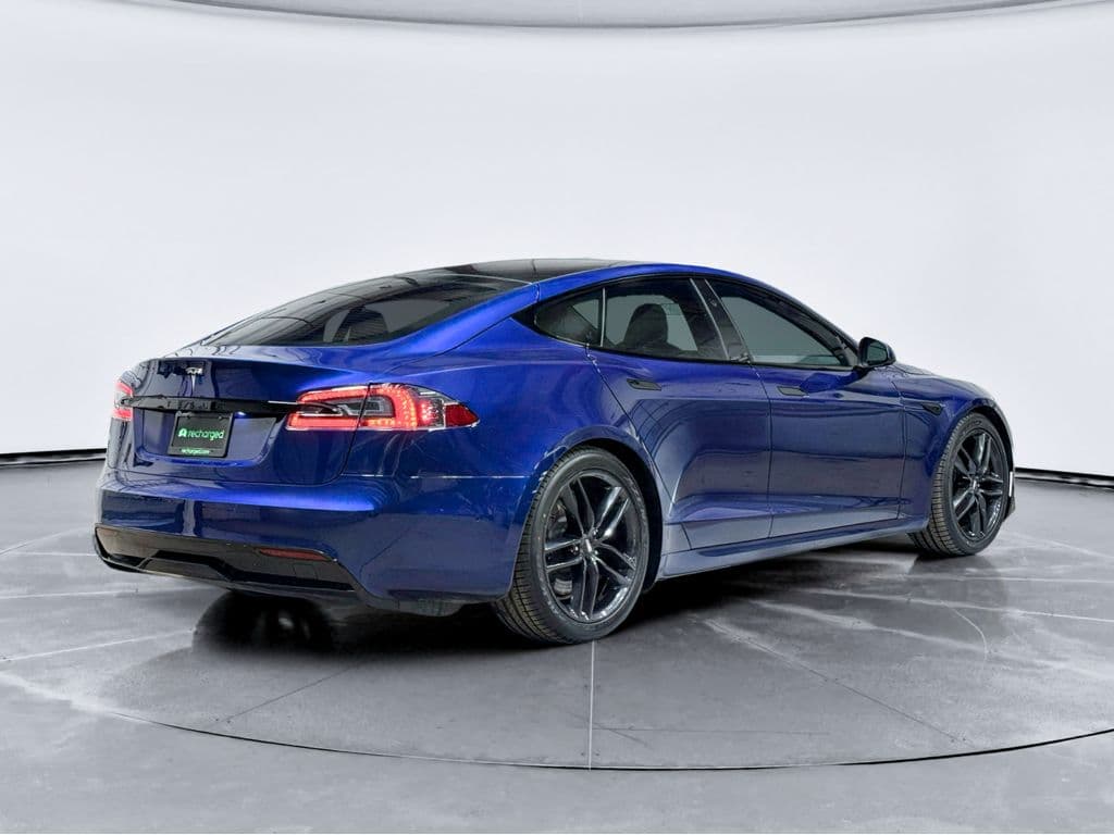 2021 Tesla Model S view 3