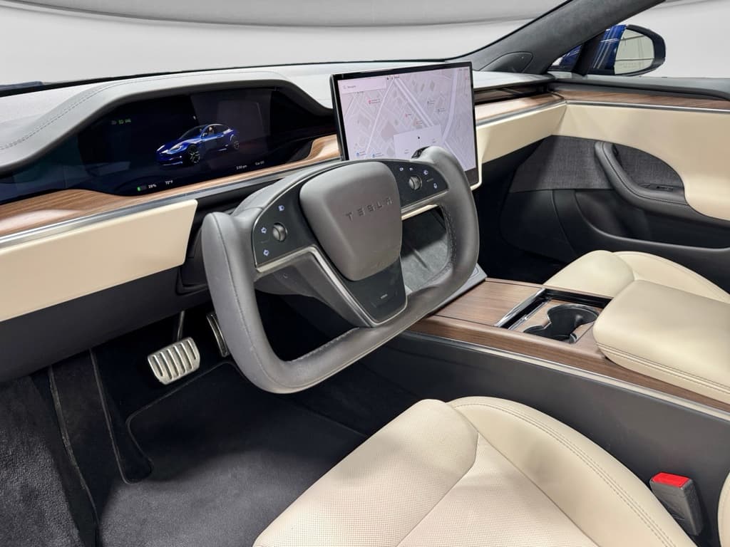 2021 Tesla Model S view 17