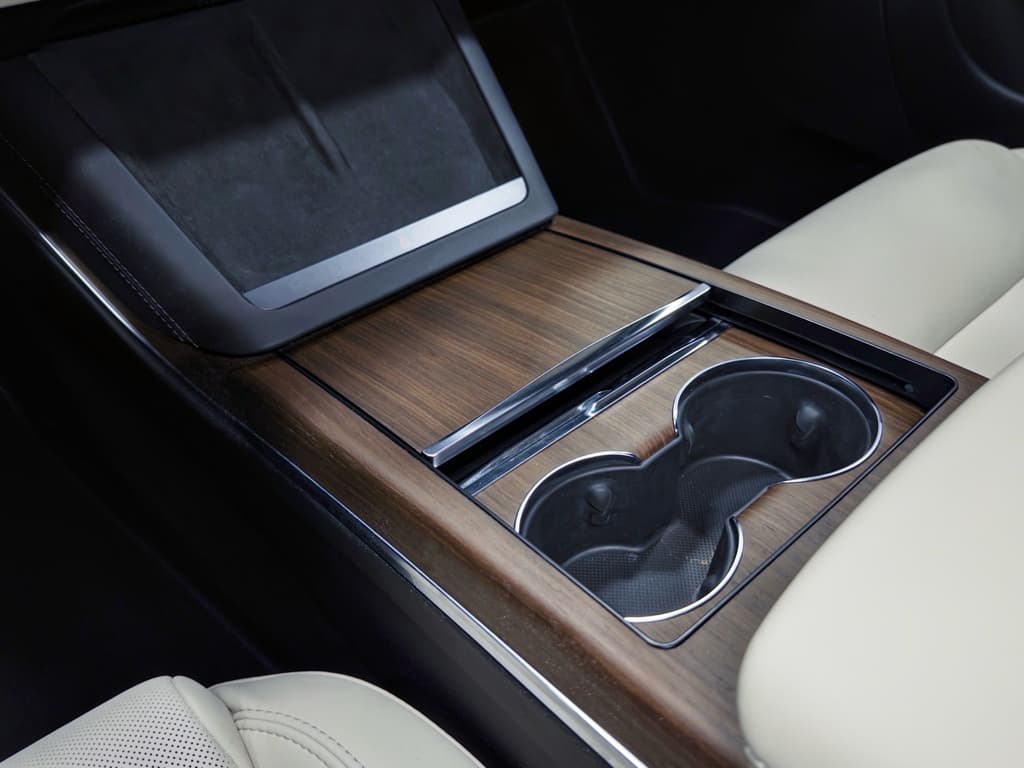 2021 Tesla Model S view 18