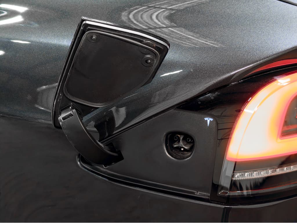 2024 Tesla Model X view 5