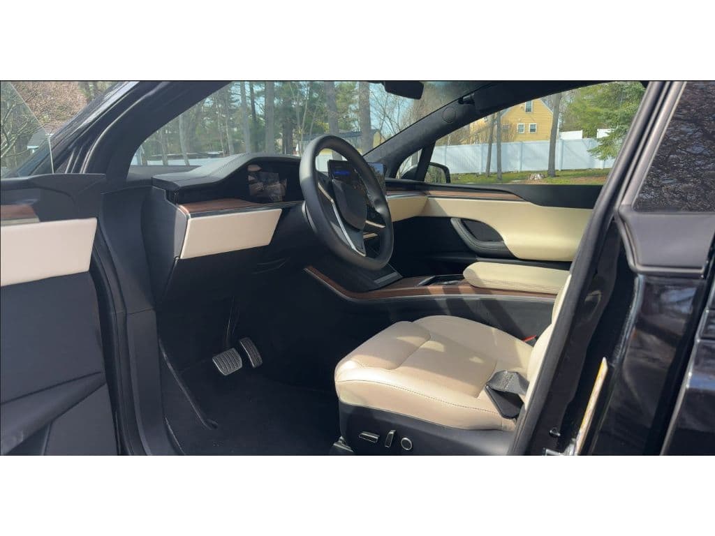 2024 Tesla Model X view 5