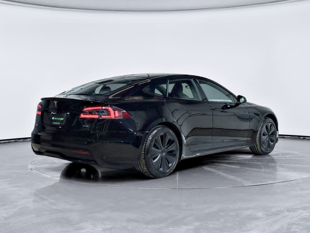 2021 Tesla Model S view 3