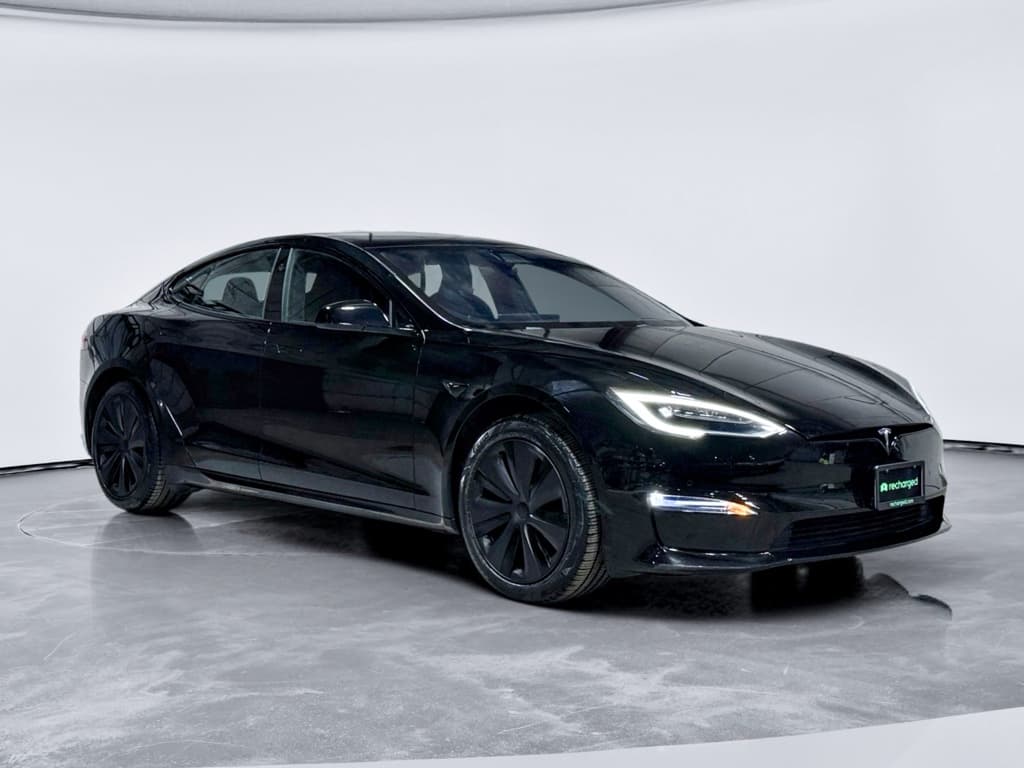 2021 Tesla Model S view 4
