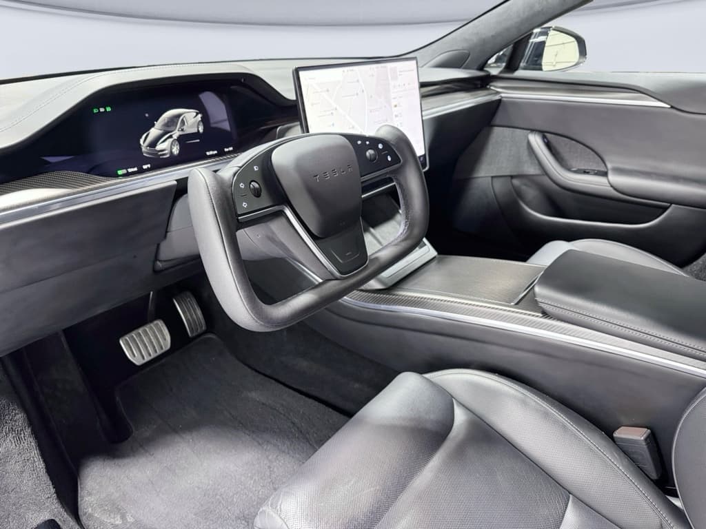 2021 Tesla Model S view 17