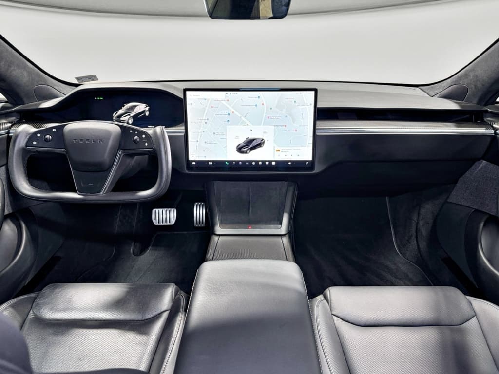 2021 Tesla Model S view 15