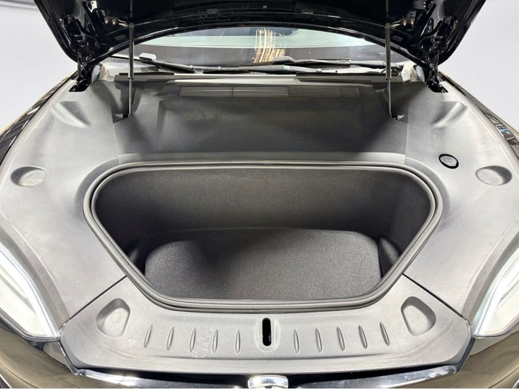 2021 Tesla Model S view 23