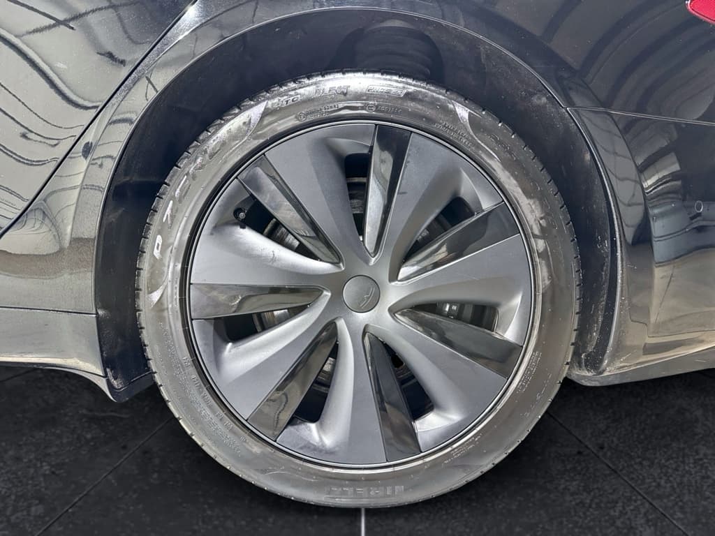 2021 Tesla Model S view 31