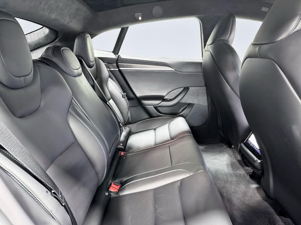 2021 Tesla Model S view 21