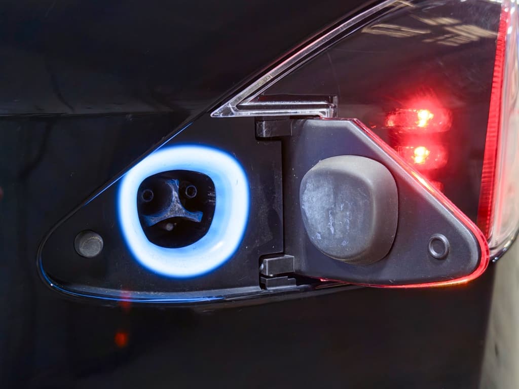 2021 Tesla Model S view 5