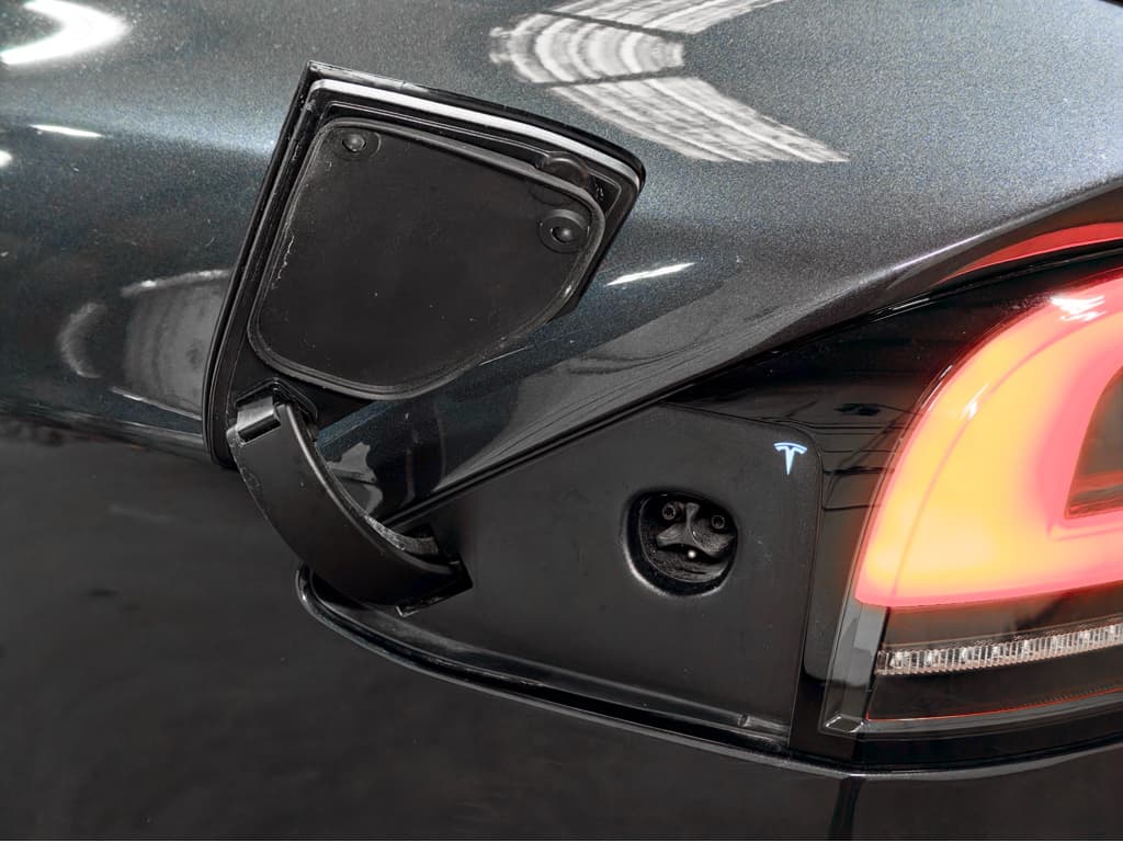 2024 Tesla Model X view 5