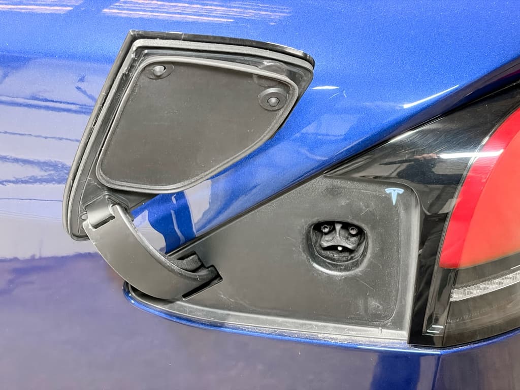 2024 Tesla Model X view 5