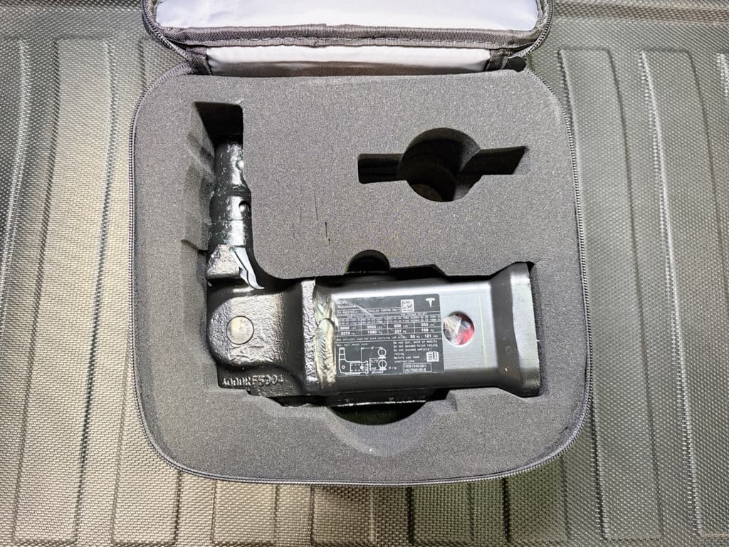 2024 Tesla Model X view 7