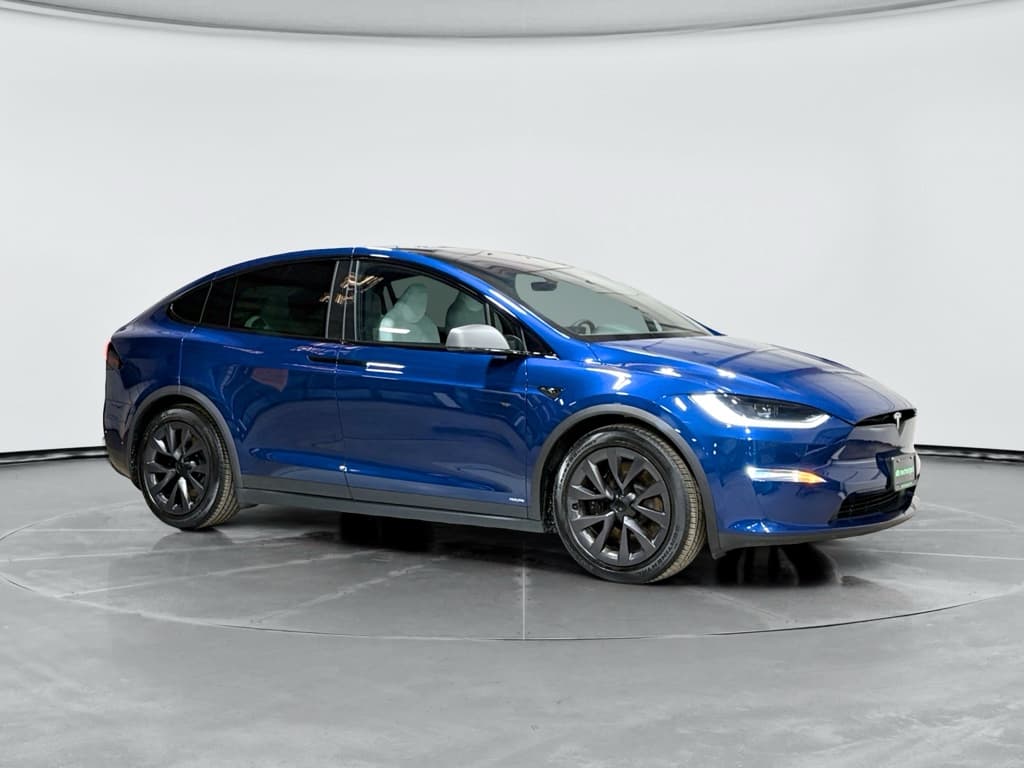 2024 Tesla Model X view 4
