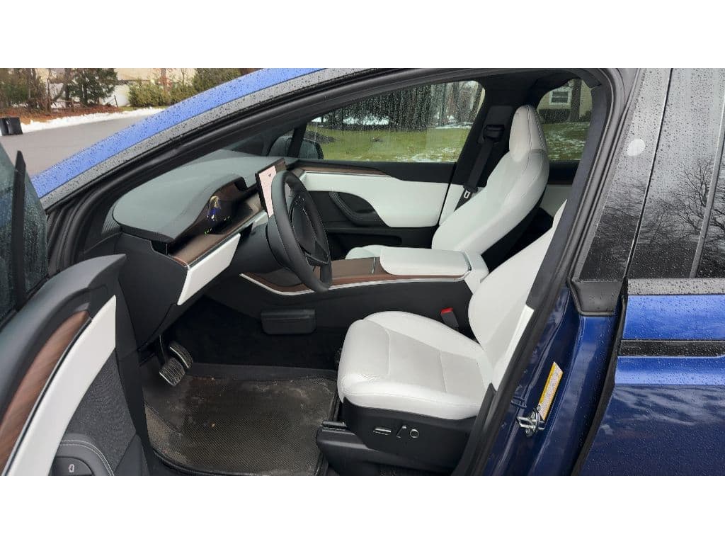 2024 Tesla Model X view 5