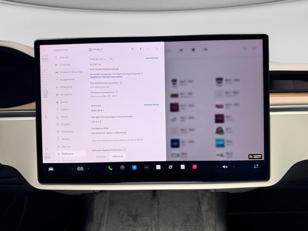 2024 Tesla Model X view 13
