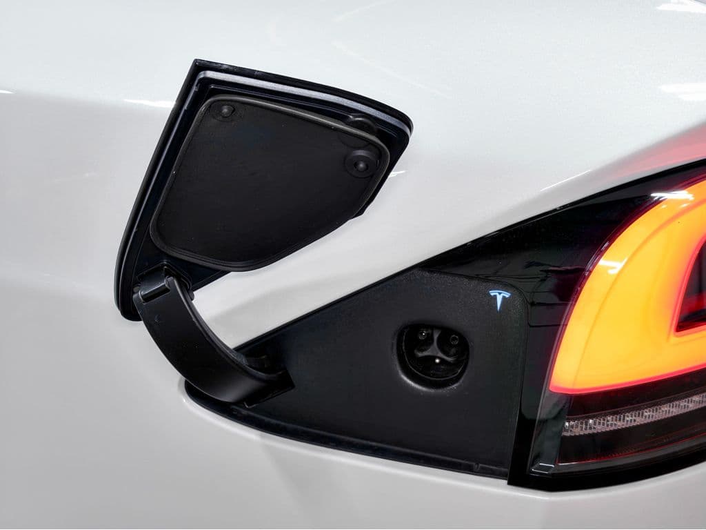 2024 Tesla Model X view 5