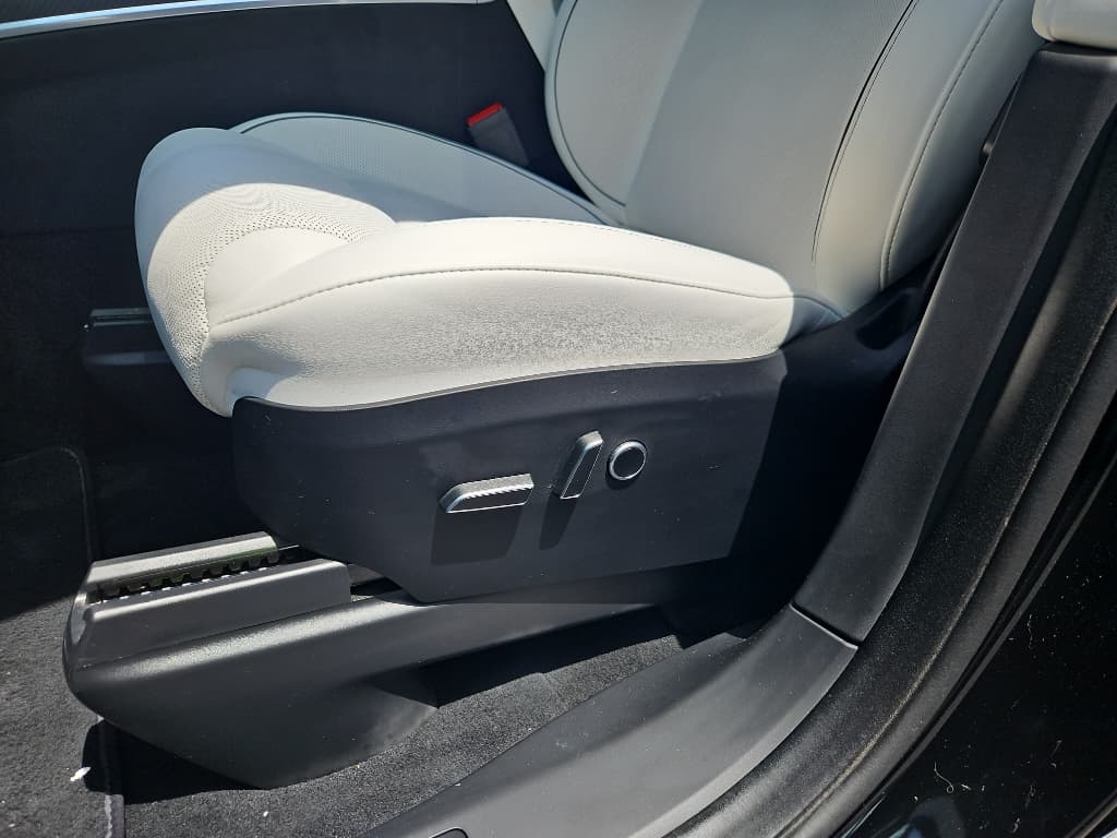 2024 Tesla Model X view 6