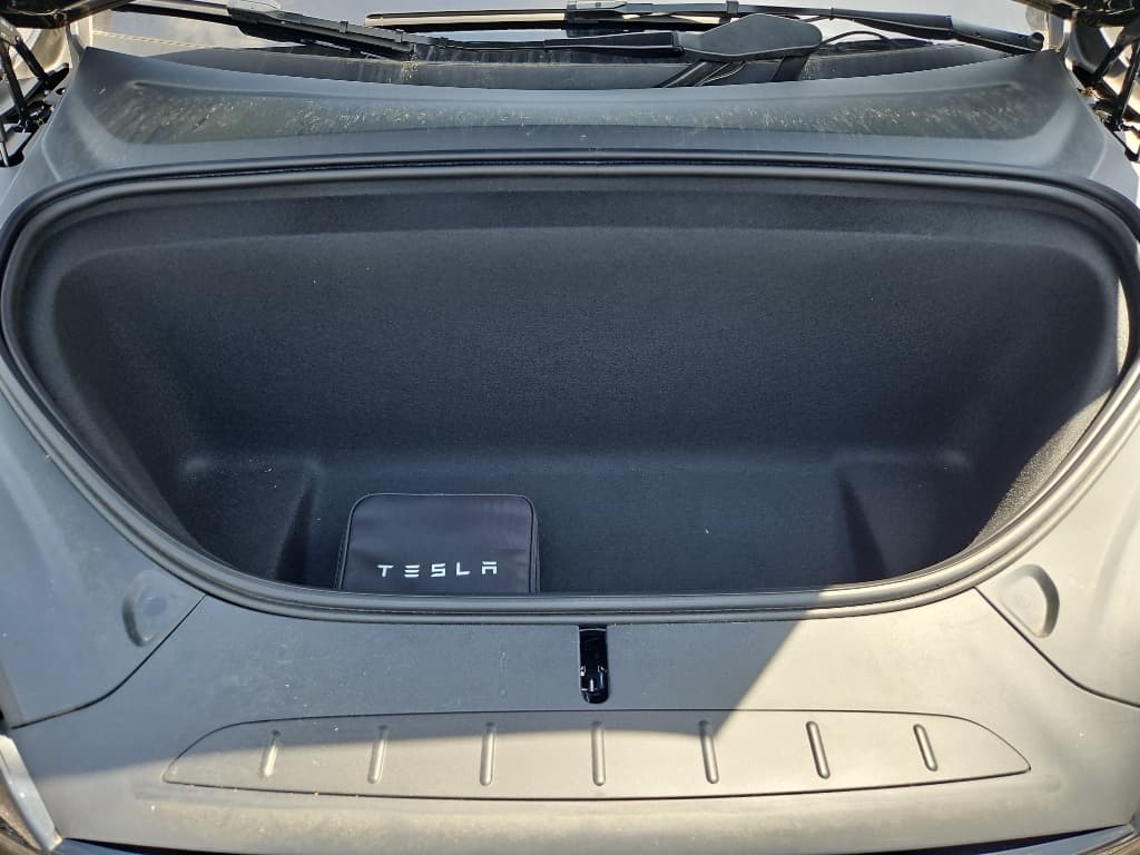 2024 Tesla Model X view 21