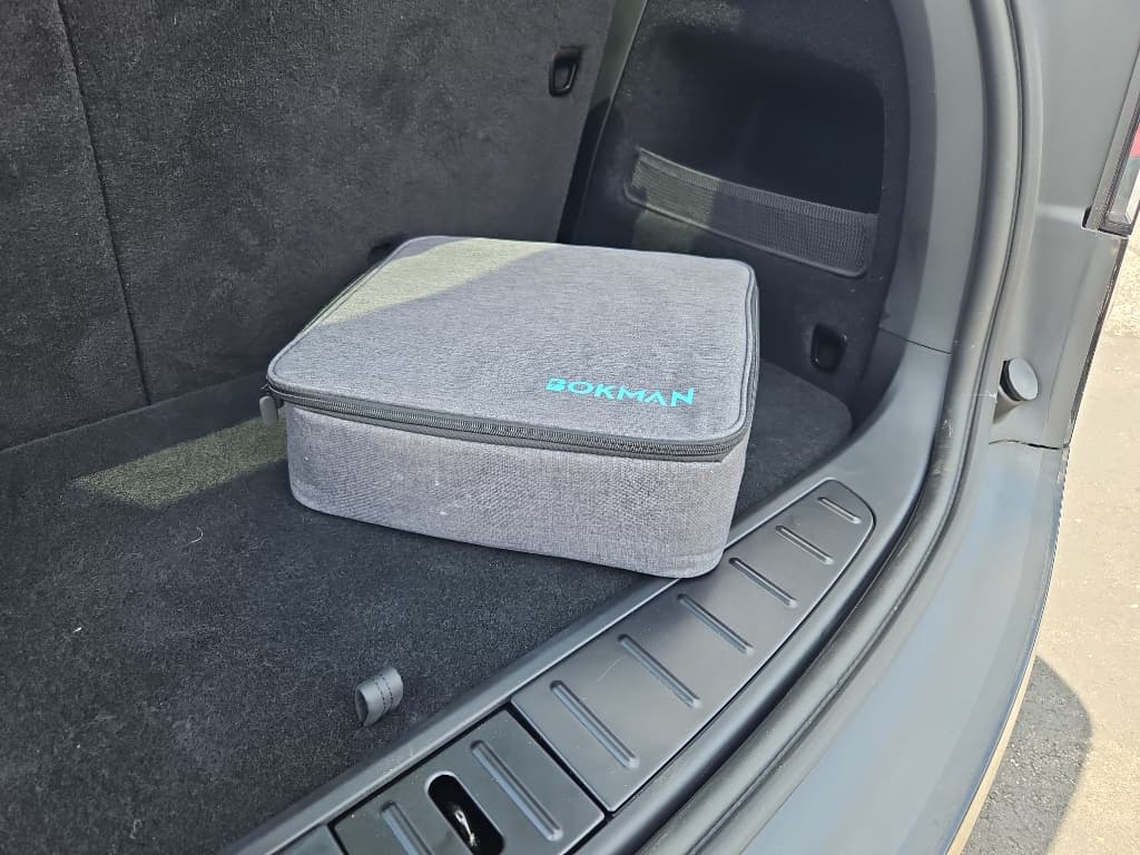 2024 Tesla Model X view 5