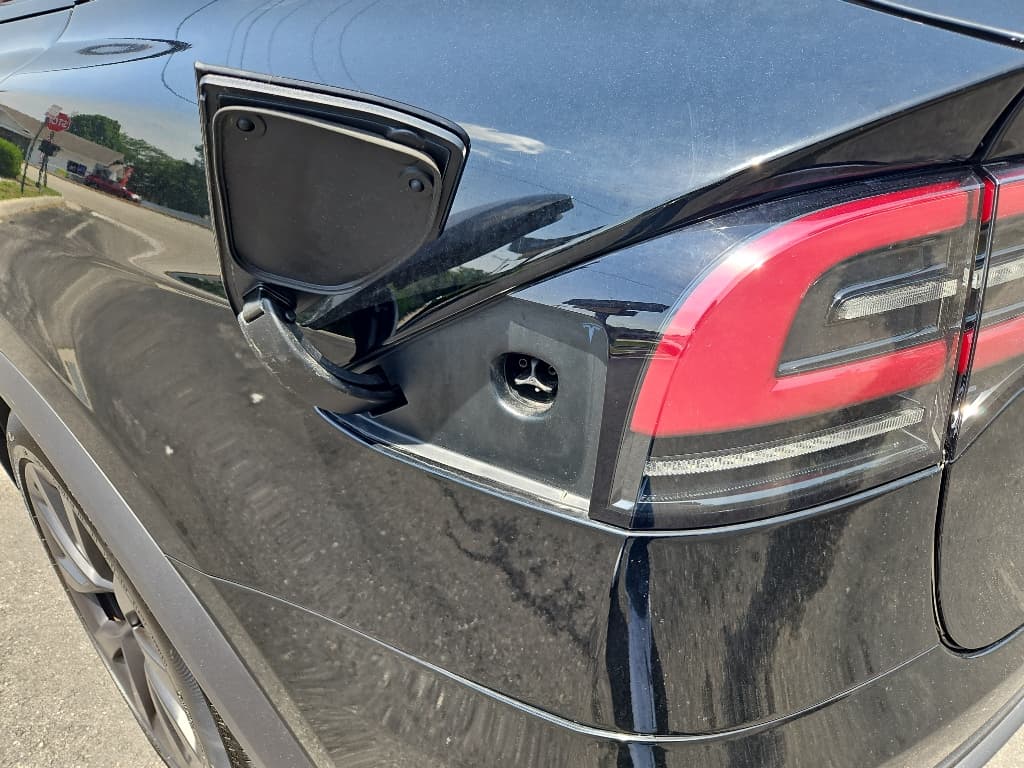 2024 Tesla Model X view 4