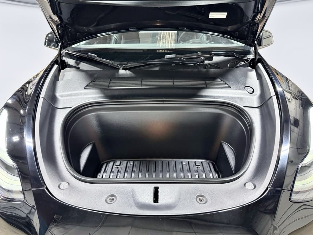 2022 Tesla Model Y view 23