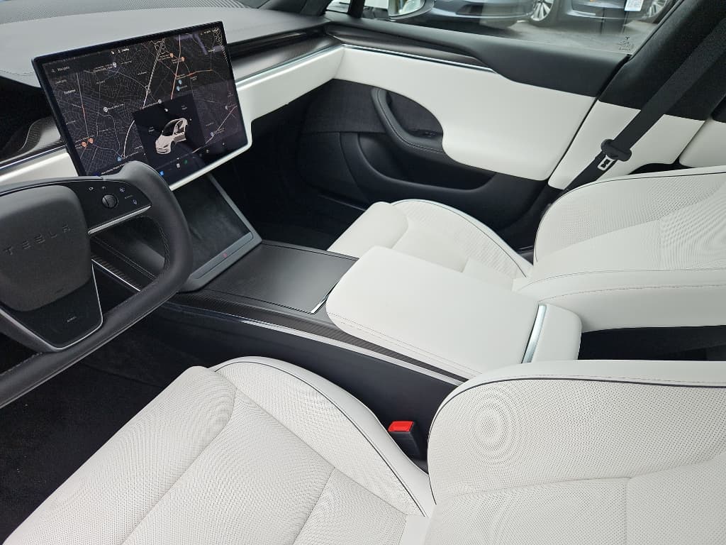 2021 Tesla Model S view 15