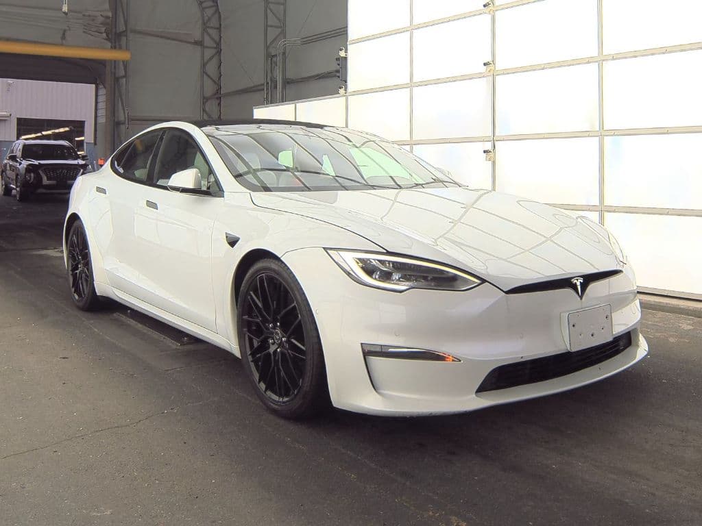 2021 Tesla Model S view 3