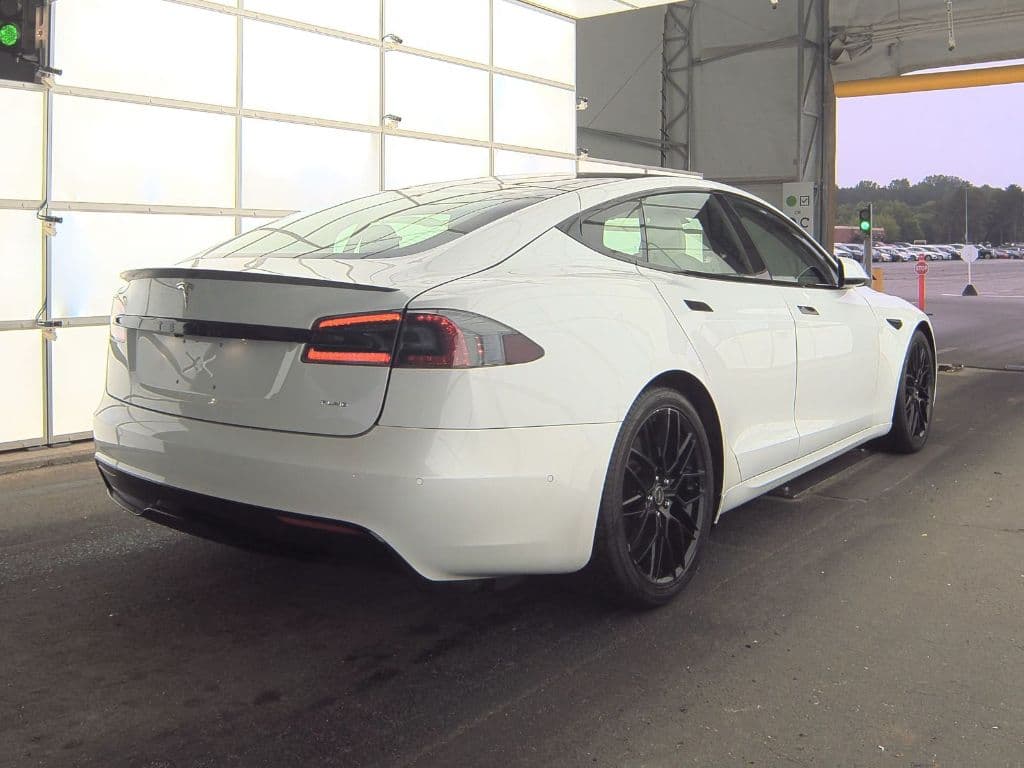 2021 Tesla Model S view 4