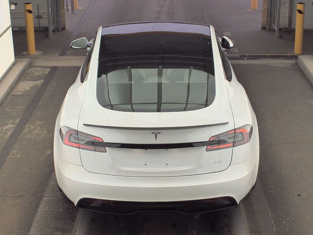 2021 Tesla Model S view 5