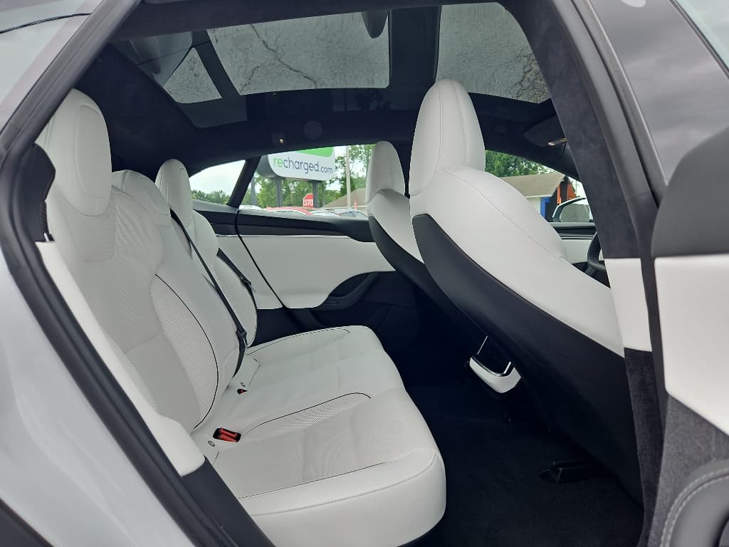 2021 Tesla Model S view 19