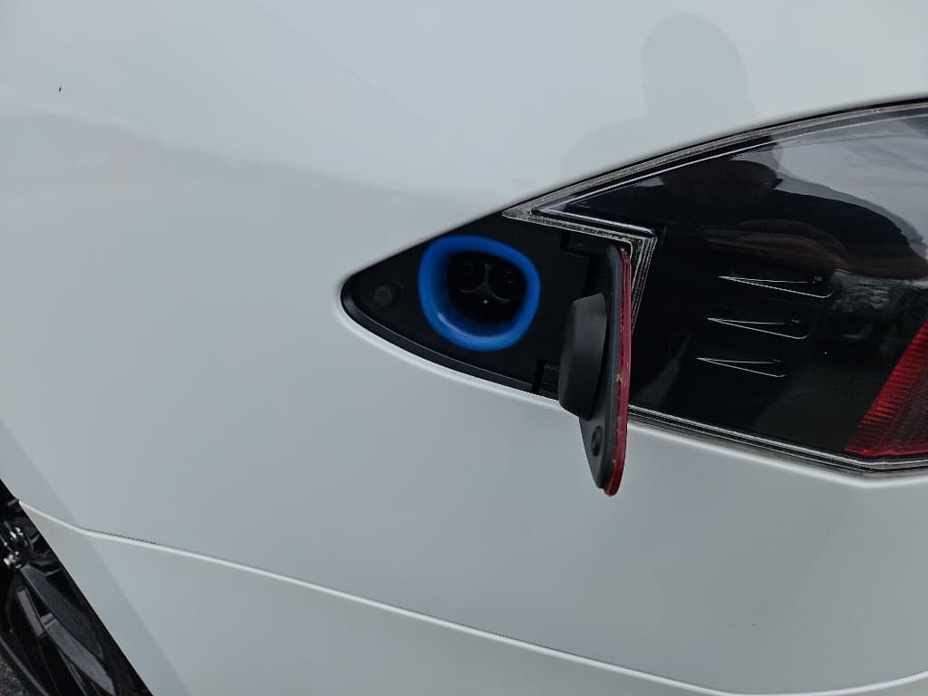 2021 Tesla Model S view 5