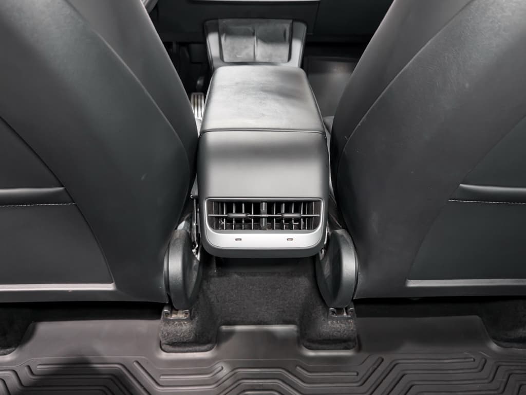 2022 Tesla Model Y view 20