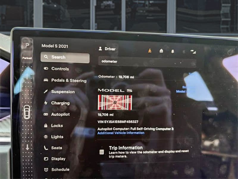 2021 Tesla Model S view 14
