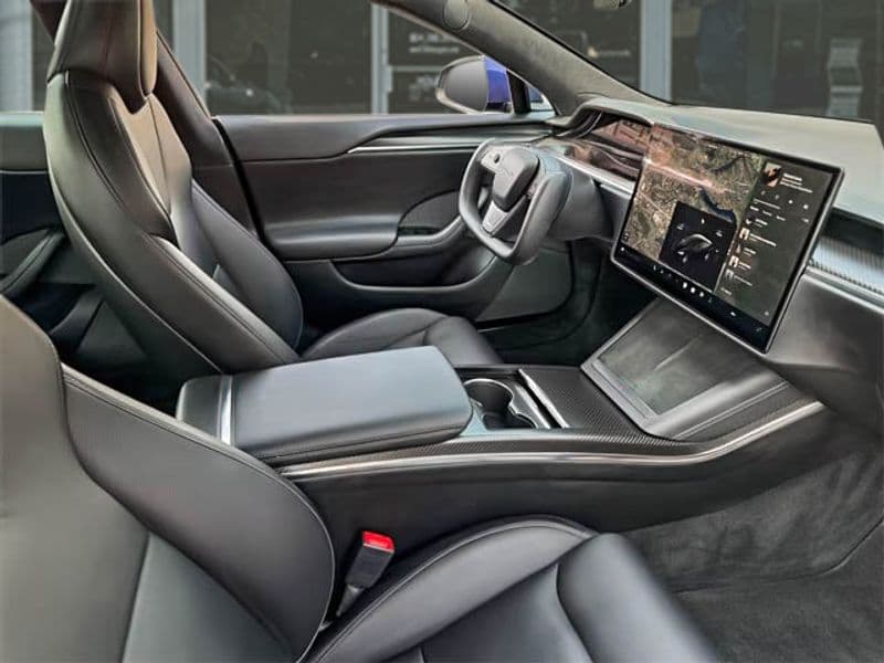 2021 Tesla Model S view 15