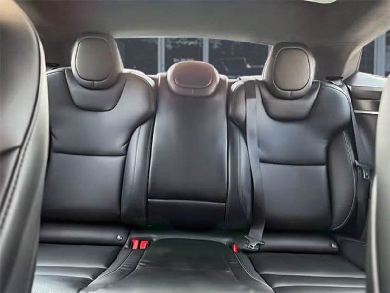 2021 Tesla Model S view 17