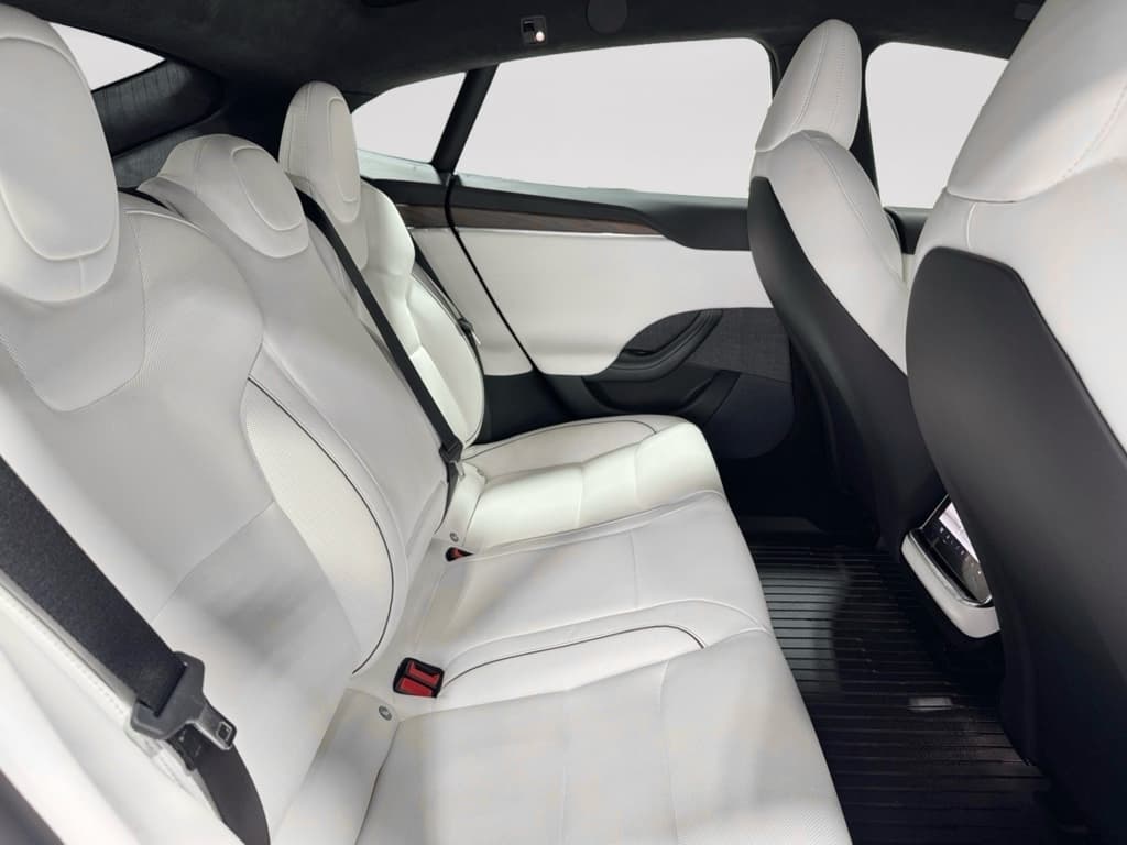 2022 Tesla Model S view 21