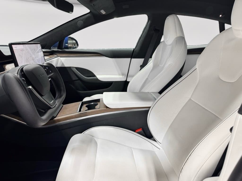 2022 Tesla Model S view 16
