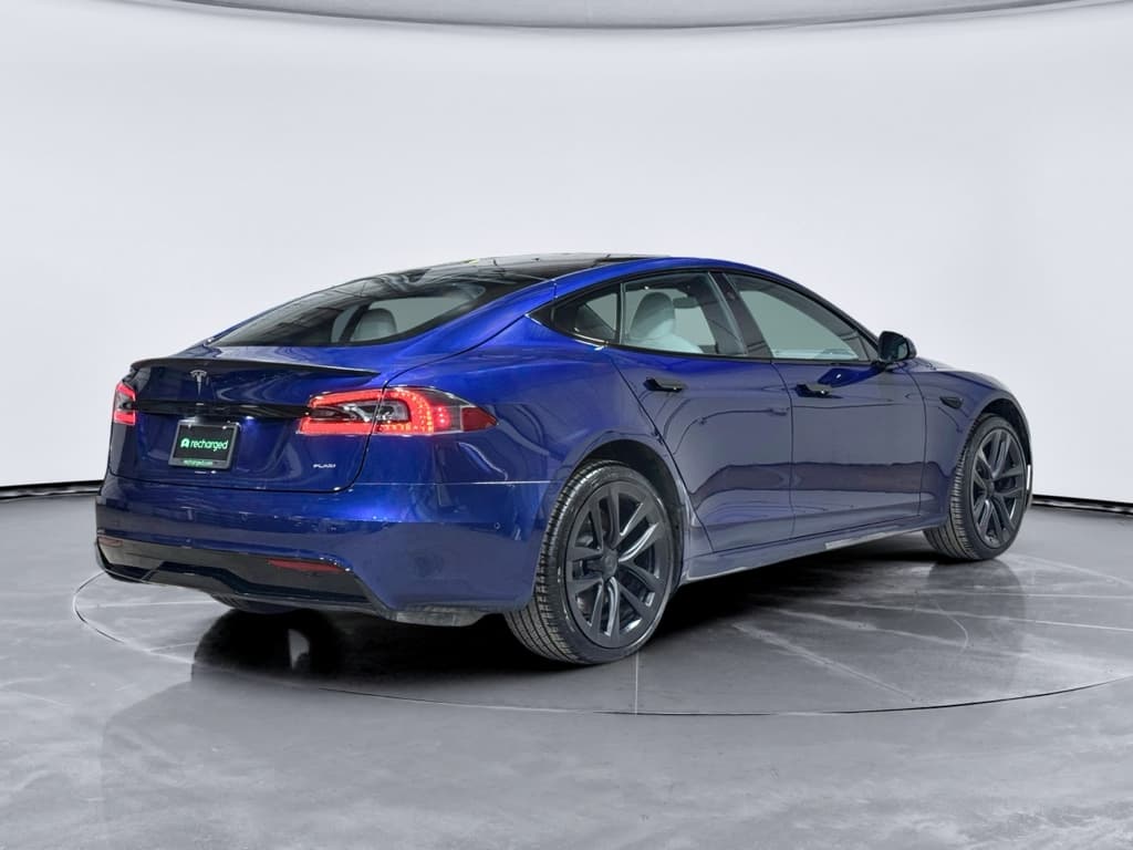 2022 Tesla Model S view 3