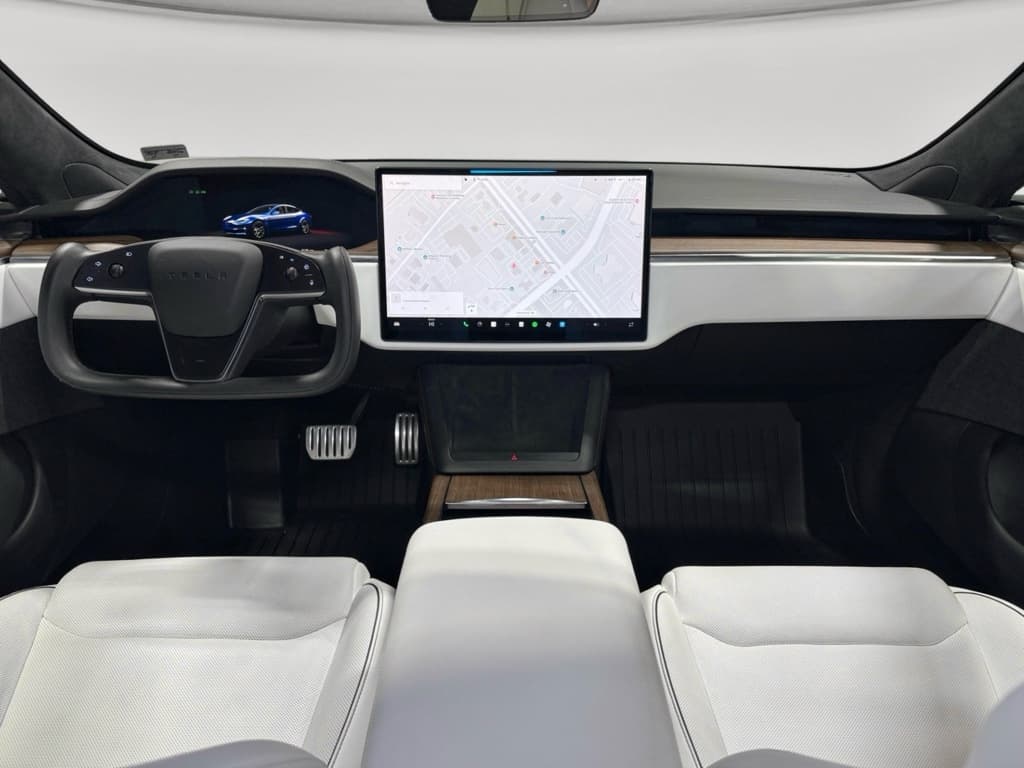 2022 Tesla Model S view 15