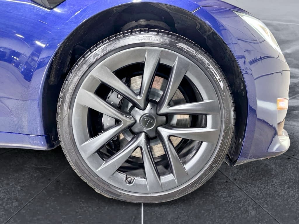 2022 Tesla Model S view 34