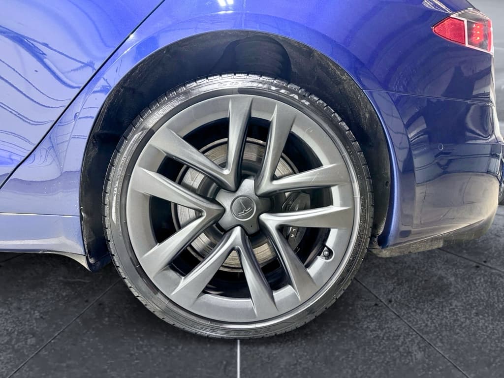 2022 Tesla Model S view 32