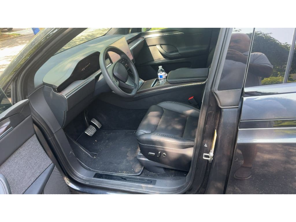 2025 Tesla Model X view 4