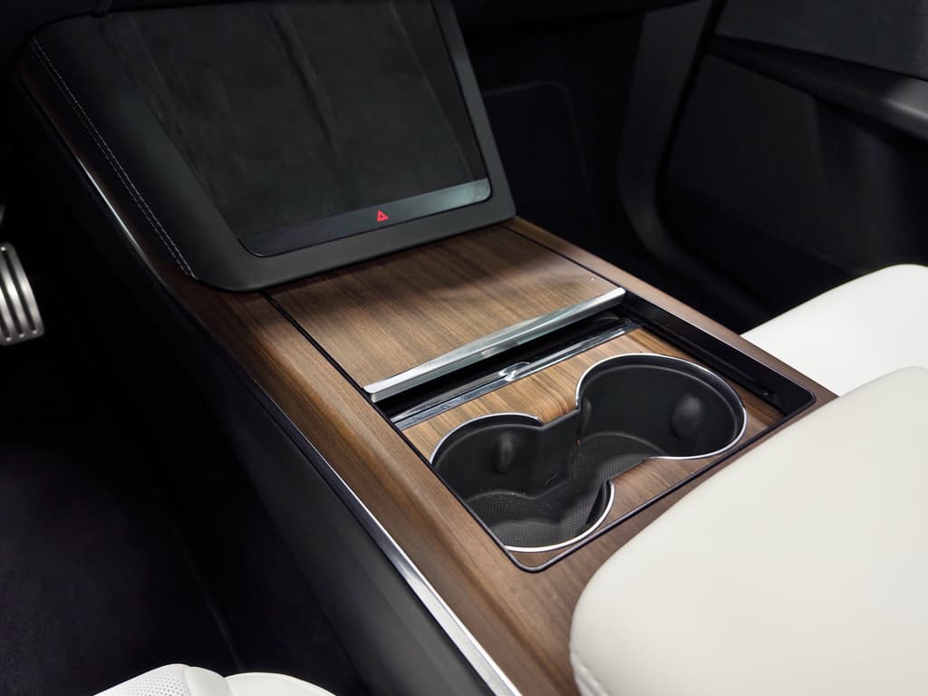 2025 Tesla Model X view 18